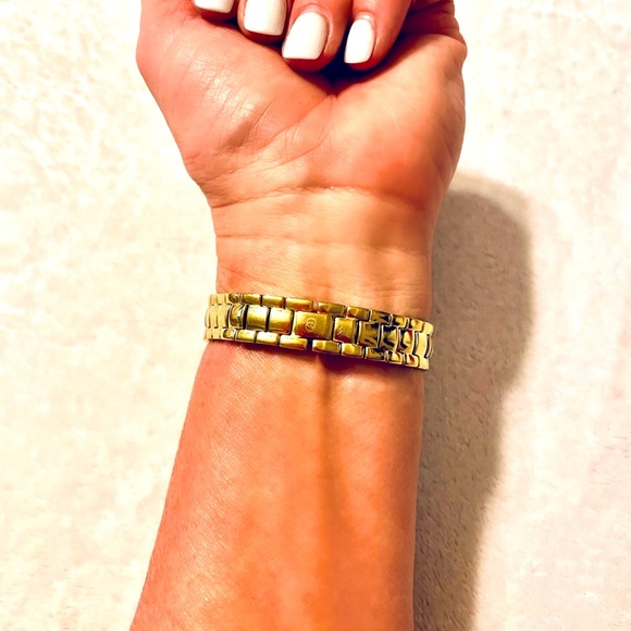 Authentic Women’s Gold Gucci Watch - Picture 7 of 8